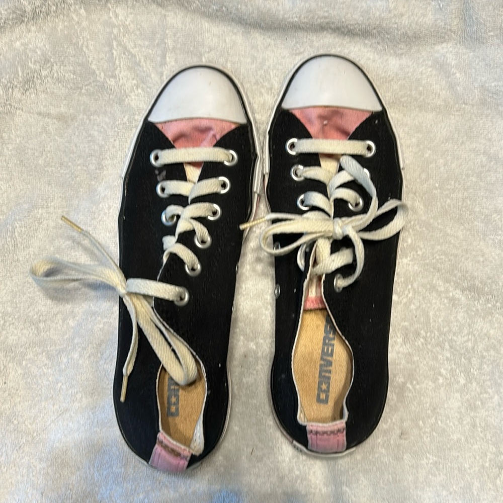Blank and pink Converse All Star low tops. Worn 3x and in very good condition.